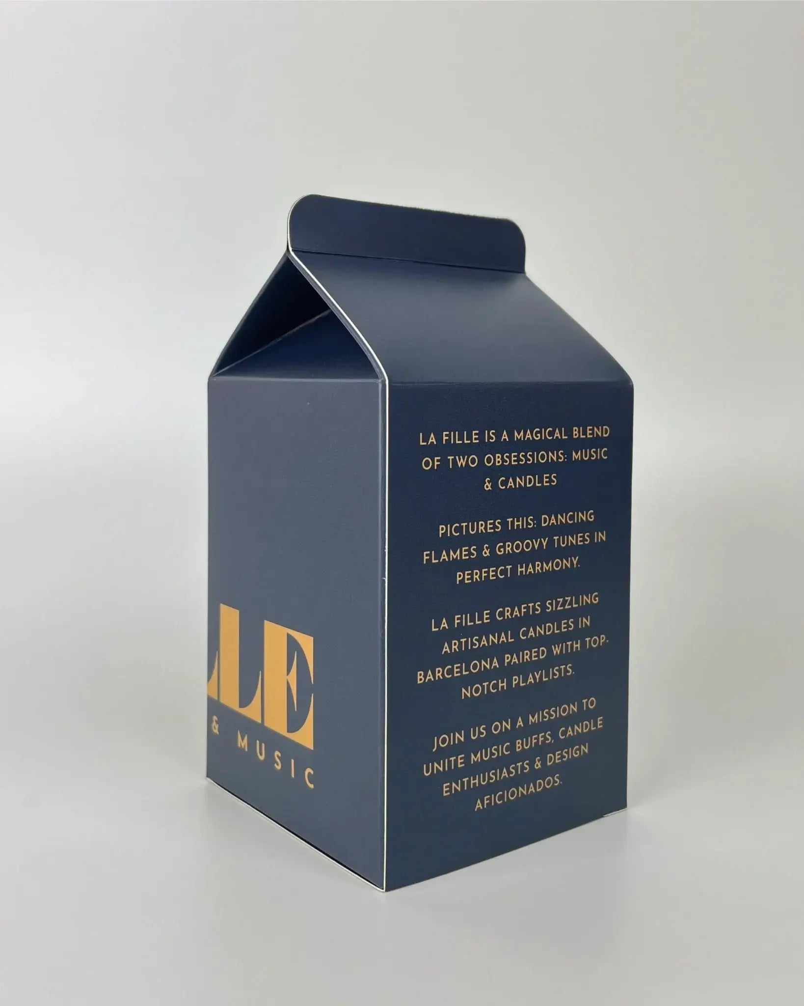 Bibliothèque La Fille Bougie & Music scented candle with a secret playlist, made in Barcelona