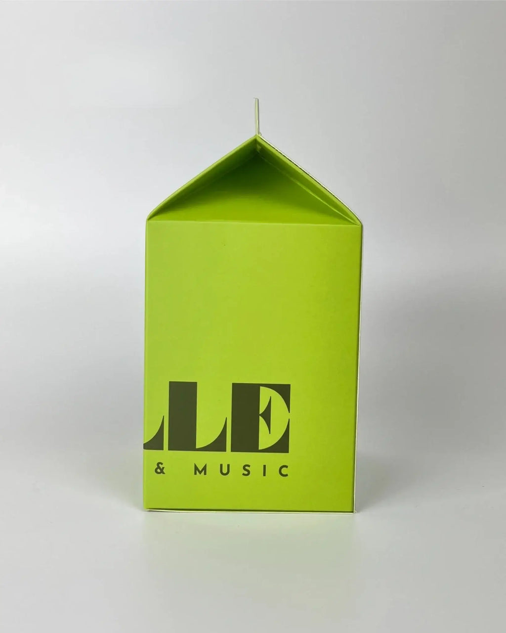 La Fille Bougie & Music scented candle Coco and Agrumes with a secret playlist, made in Barcelona