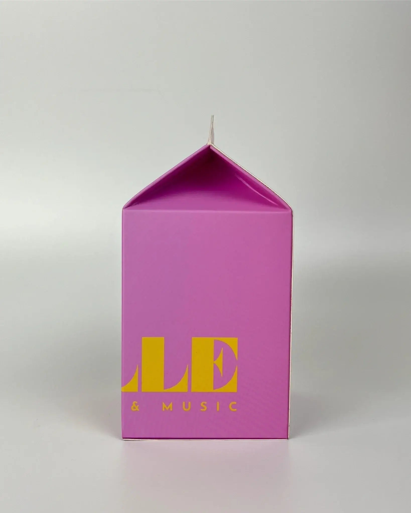 La Fille Bougie & Music scented candle Fig with a secret playlist, made in Barcelona