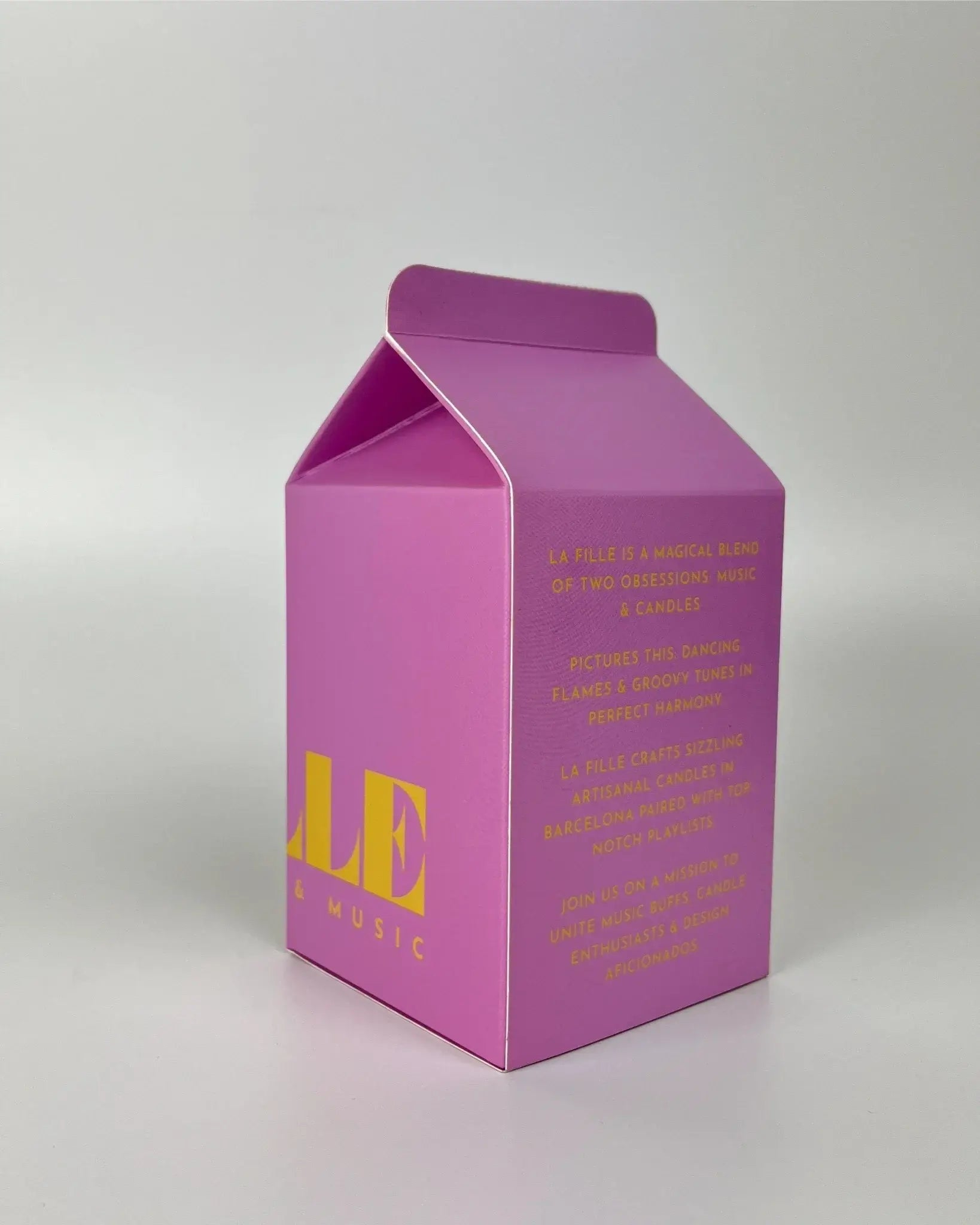 La Fille Bougie & Music scented candle Fig with a secret playlist, made in Barcelona