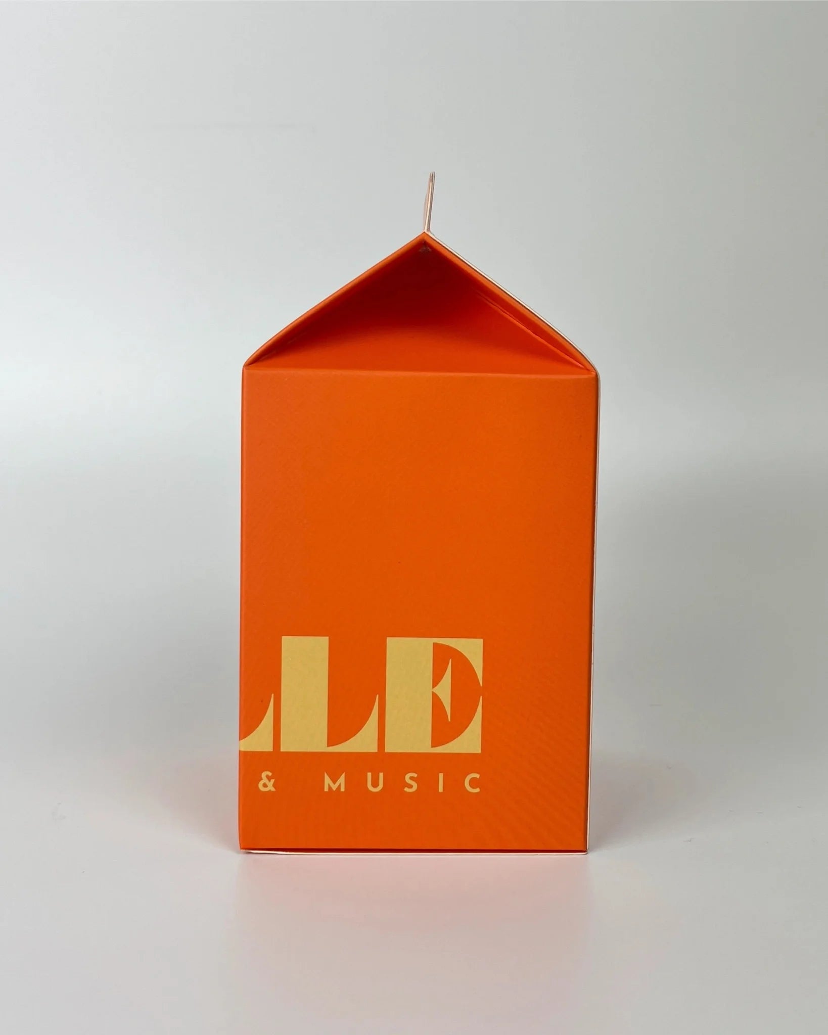 La Fille Bougie & Music scented candle Orange Blossom with a secret playlist, made in Barcelona