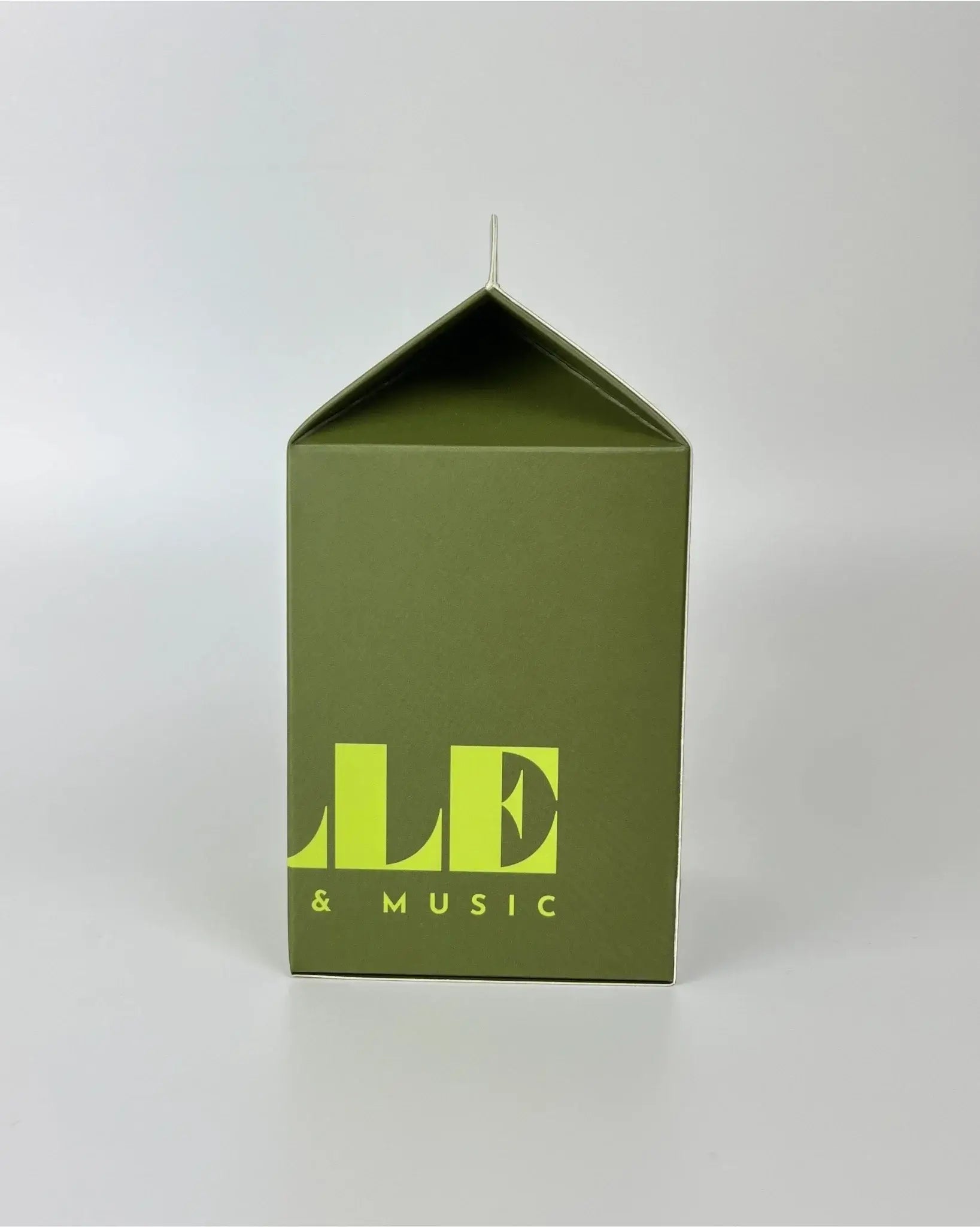 La Fille Bougie & Music scented candle palo santo and sandal with a secret playlist, made in Barcelona