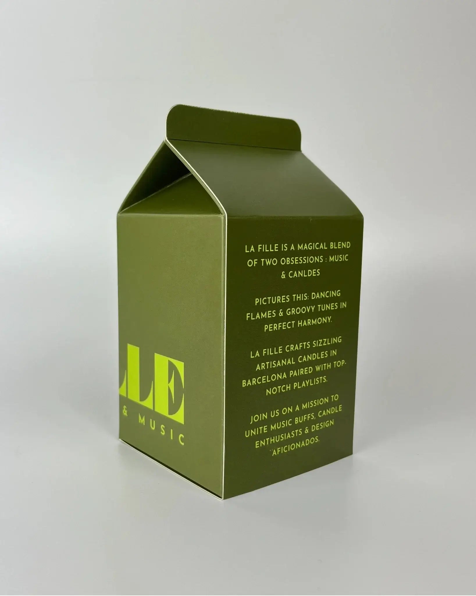 La Fille Bougie & Music scented candle palo santo and sandal with a secret playlist, made in Barcelona