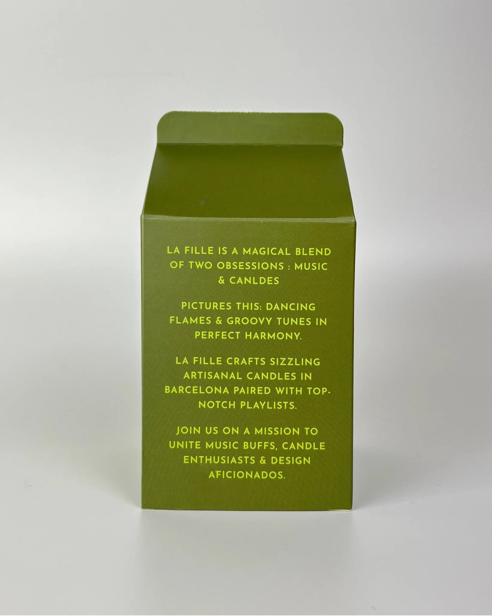 La Fille Bougie & Music scented candle palo santo and sandal with a secret playlist, made in Barcelona