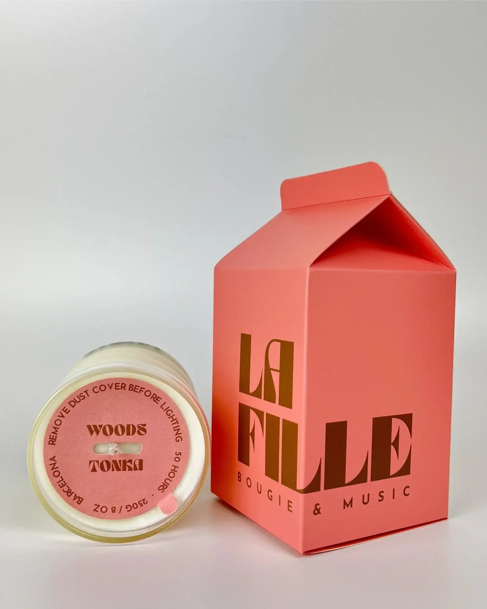 La Fille Bougie & Music scented candle Wood and Tonka with a secret playlist, made in Barcelona