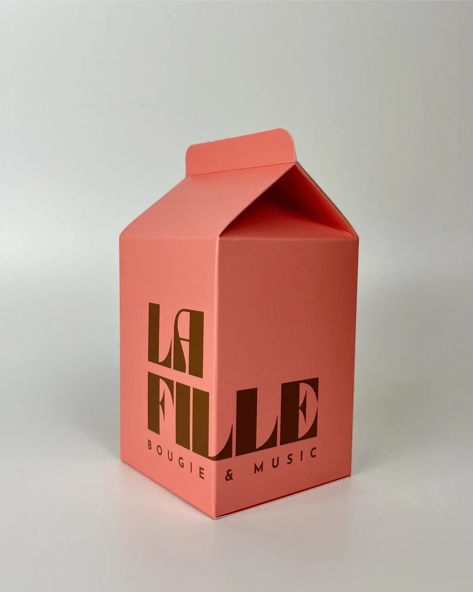 La Fille Bougie & Music scented candle Wood and Tonka with a secret playlist, made in Barcelona