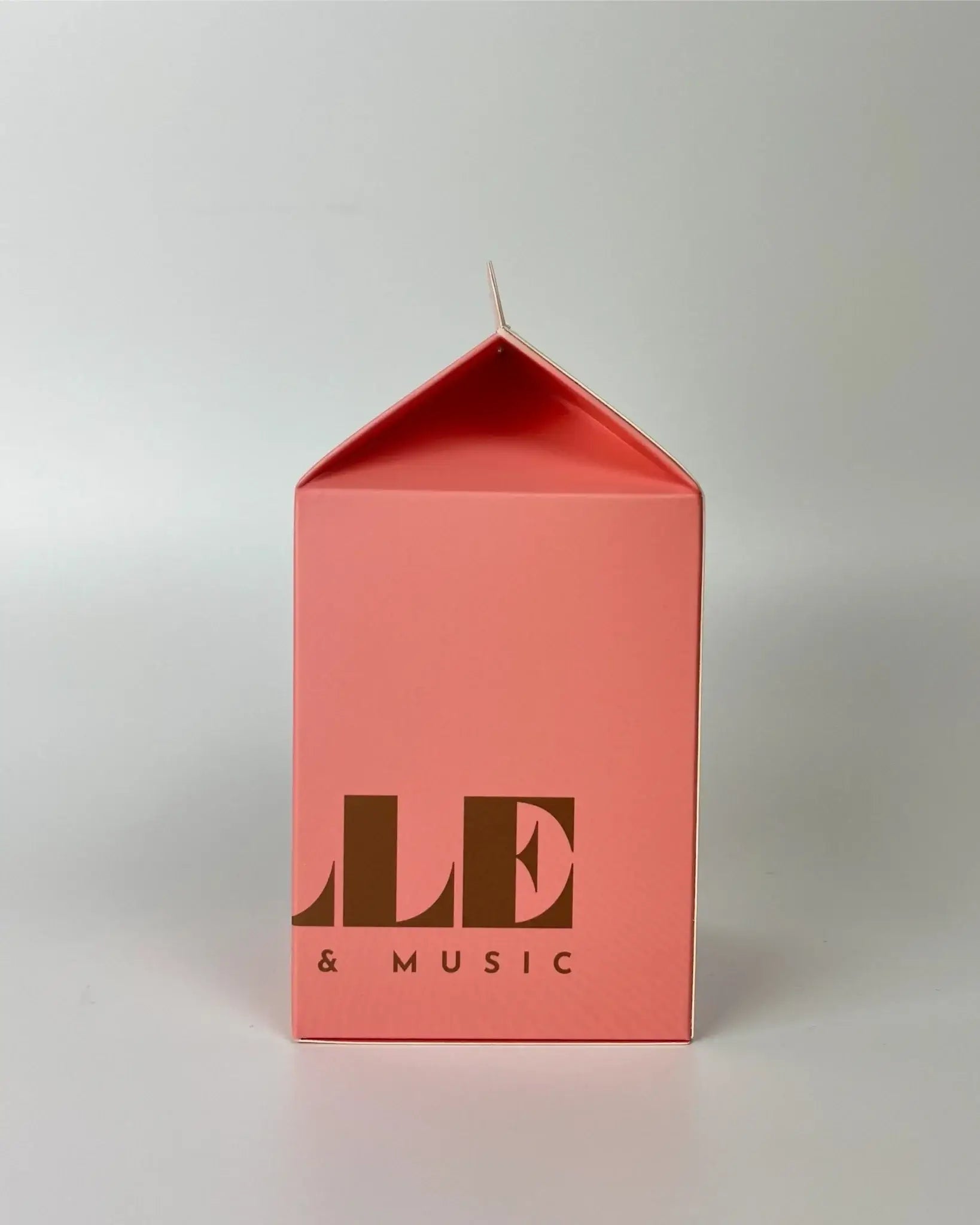 La Fille Bougie & Music scented candle Wood and Tonka with a secret playlist, made in Barcelona