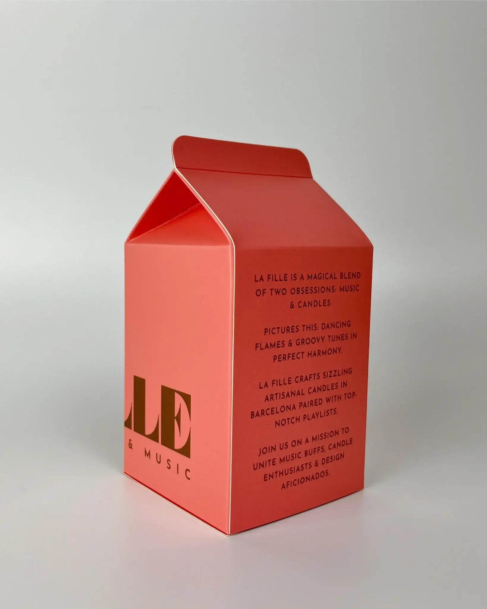 La Fille Bougie & Music scented candle Wood and Tonka with a secret playlist, made in Barcelona