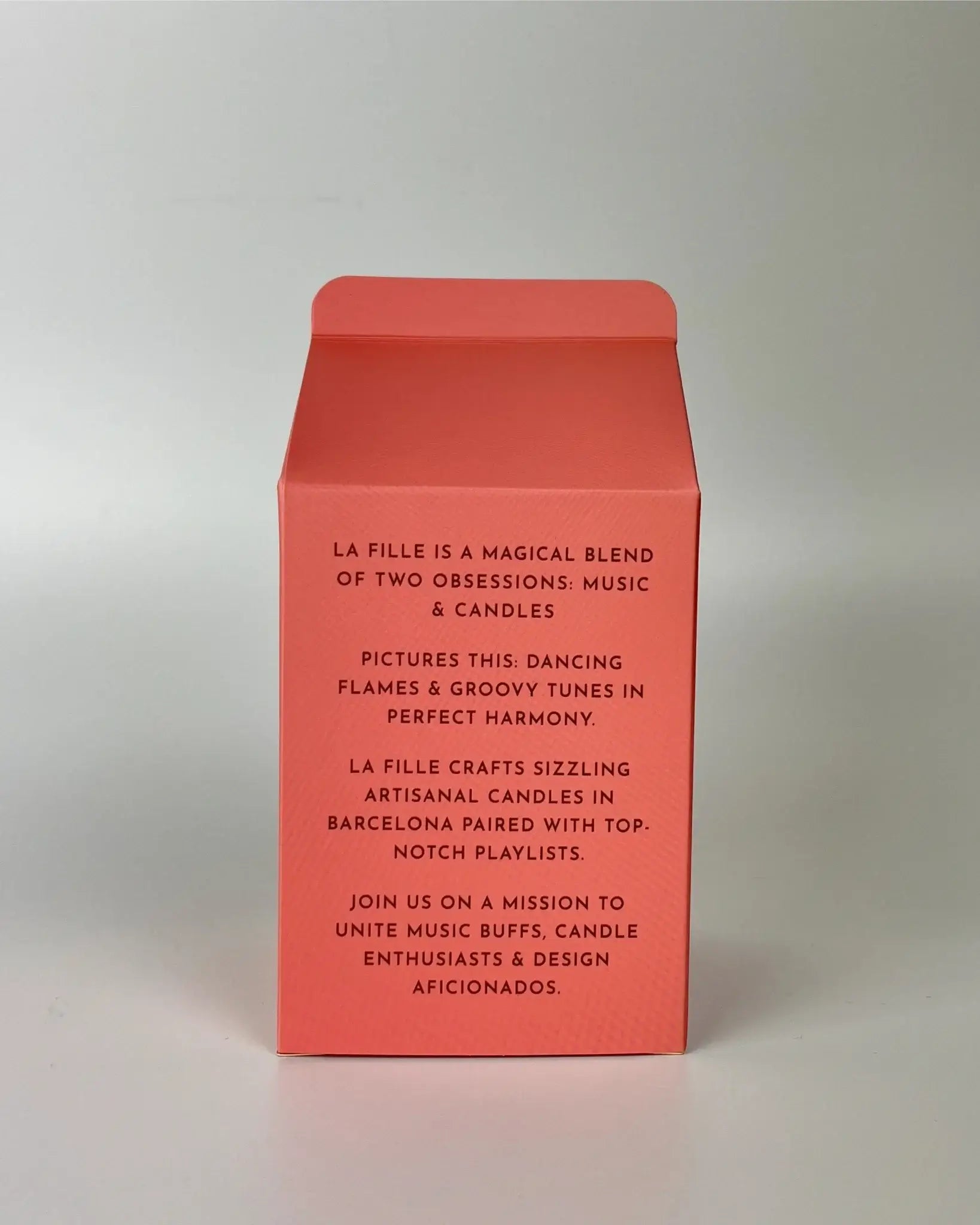 La Fille Bougie & Music scented candle Wood and Tonka with a secret playlist, made in Barcelona