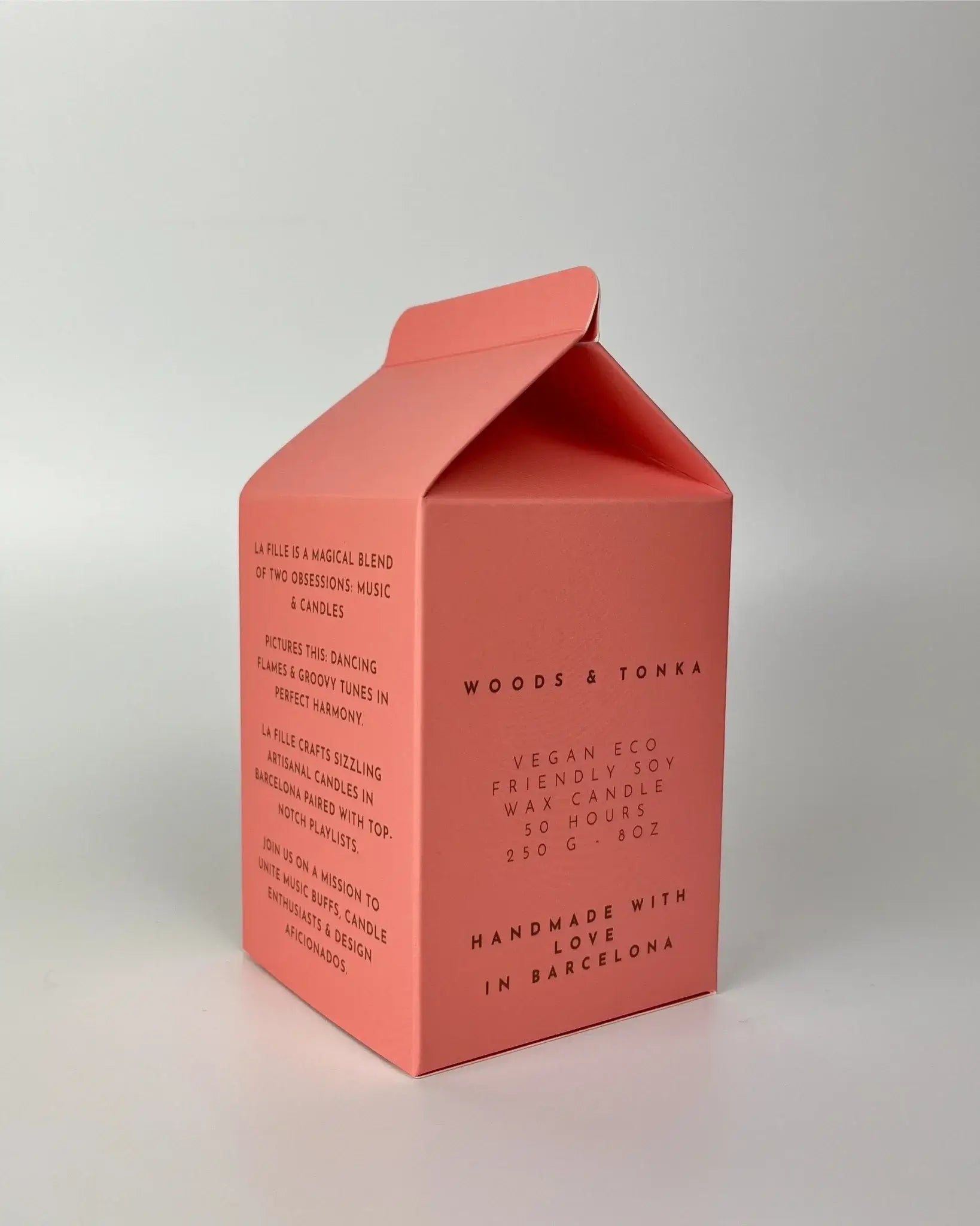 La Fille Bougie & Music scented candle Wood and Tonka with a secret playlist, made in Barcelona