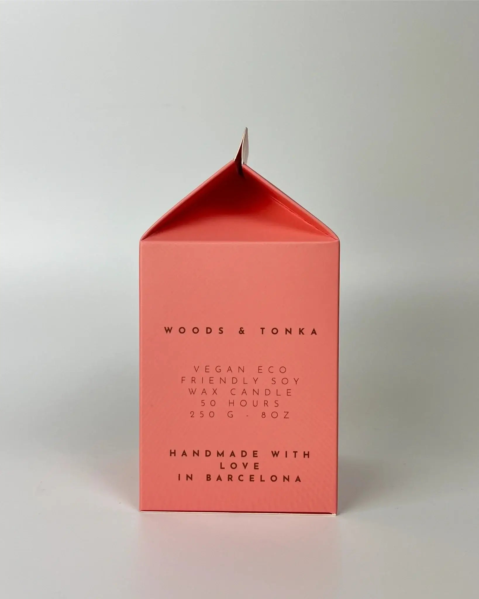 La Fille Bougie & Music scented candle Wood and Tonka with a secret playlist, made in Barcelona