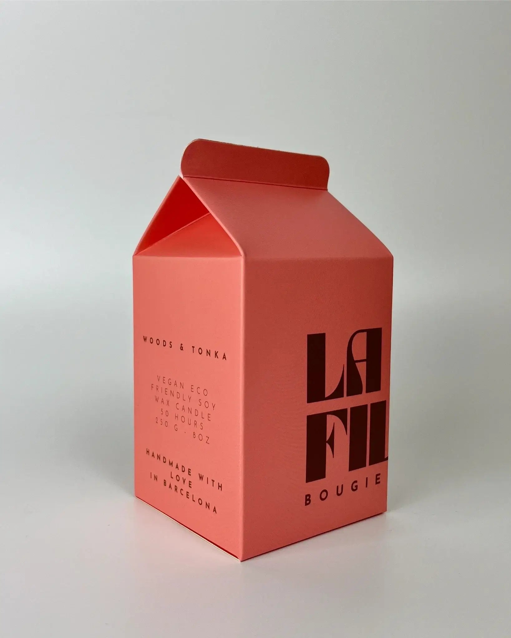 La Fille Bougie & Music scented candle Wood and Tonka with a secret playlist, made in Barcelona